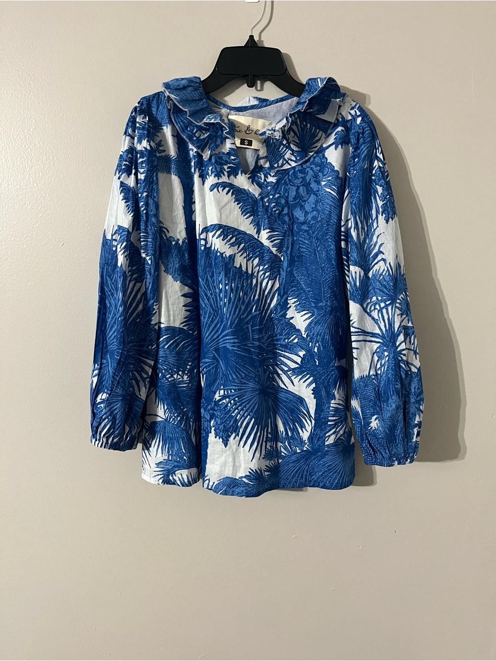 EUC Fox & Hen Blue & White Tropical Print  Double Ruffle Neck Tunic Blouse 
Sz S